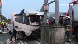 恍神？貨車自撞水泥柱　駕駛受困骨折