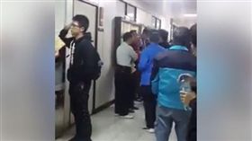 失控的爸爸在考場外喧嘩
圖翻攝自爆料公社
https://www.facebook.com/162608724089621/videos/446753429008481/