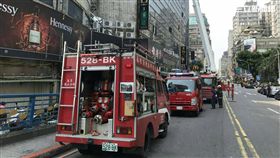台北市錦州街春暉大樓7樓樓梯間竄出濃煙，警消出動24部各式車輛前往搶救，火勢在1小時內獲得控制（翻攝畫面）