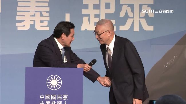 同台變拆台　吳敦義上台遭馬英九推開