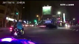 轎車狂按喇叭闖紅燈　害騎士摔慘送醫