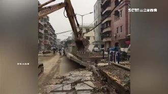 怪手一撥圍牆秒塌　壓斷男騎士雙腿