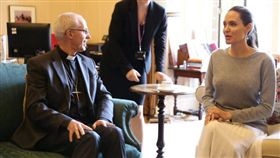 裘莉會見英大主教　胸前激凸慘遭炮轟
圖/翻攝自Justin Welby Twitter