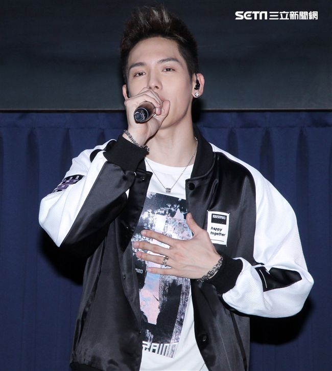 SpeXial以綸生日會好友郭書瑤送上保養品祝福。（記者邱榮吉/攝影）