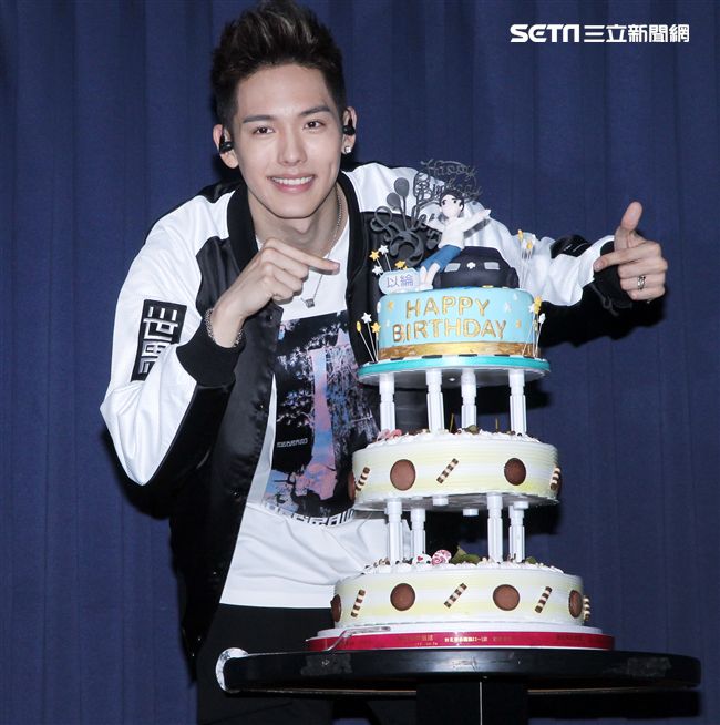 SpeXial以綸生日會好友郭書瑤送上保養品祝福。（記者邱榮吉/攝影）