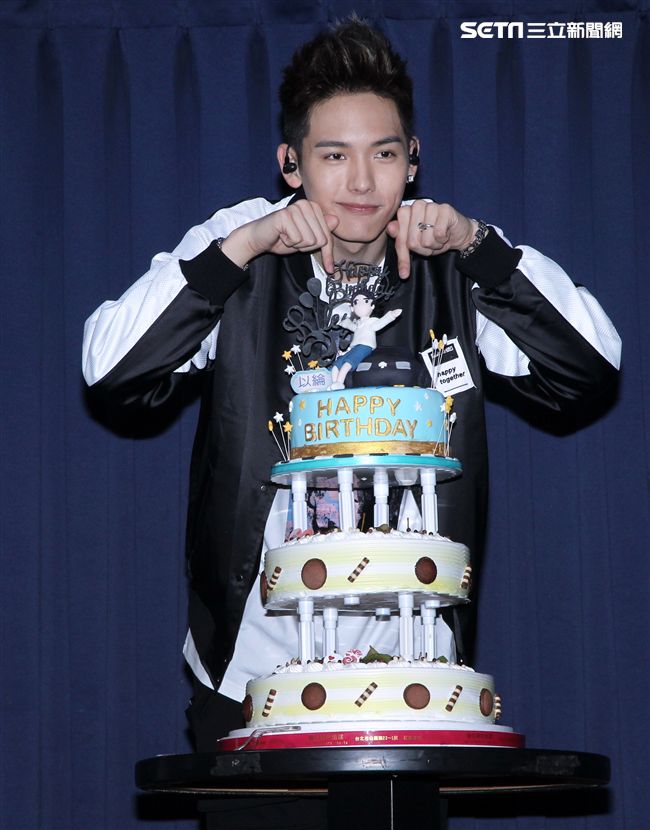 SpeXial以綸生日會好友郭書瑤送上保養品祝福。（記者邱榮吉/攝影）