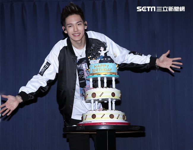 SpeXial以綸生日會好友郭書瑤送上保養品祝福。（記者邱榮吉/攝影）