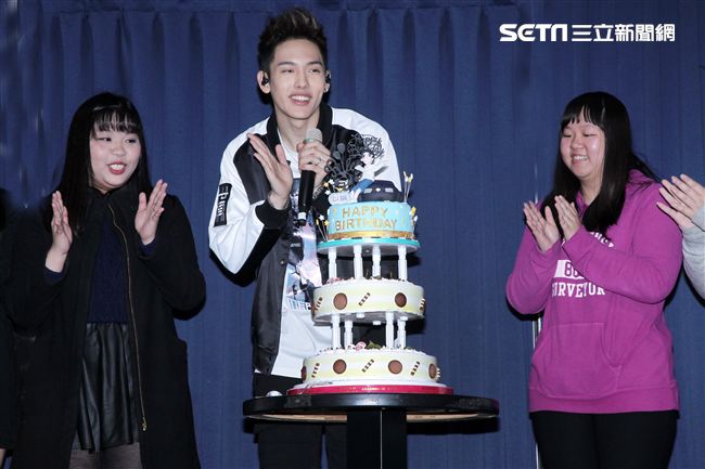 SpeXial以綸生日會粉絲送上蛋糕祝福。（記者邱榮吉/攝影）