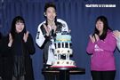 SpeXial以綸生日會粉絲送上蛋糕祝福。（記者邱榮吉/攝影）