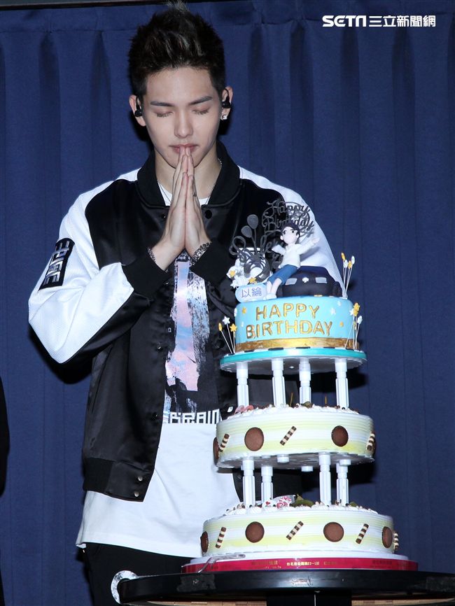 SpeXial以綸生日會好友郭書瑤送上保養品祝福。（記者邱榮吉/攝影）