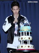 SpeXial以綸生日會好友郭書瑤送上保養品祝福。（記者邱榮吉/攝影）