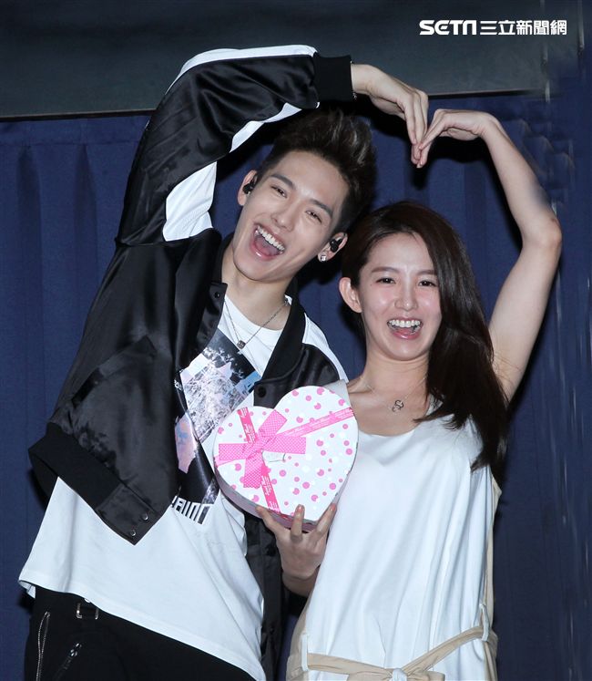 SpeXial以綸生日會好友郭書瑤送上保養品祝福。（記者邱榮吉/攝影）