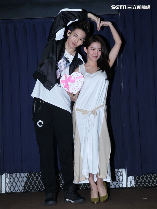 SpeXial以綸生日會好友郭書瑤送上保養品祝福。（記者邱榮吉/攝影）