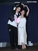 SpeXial以綸生日會好友郭書瑤送上保養品祝福。（記者邱榮吉/攝影）
