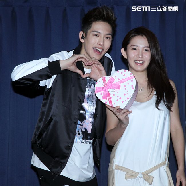 SpeXial以綸生日會好友郭書瑤送上保養品祝福。（記者邱榮吉/攝影）