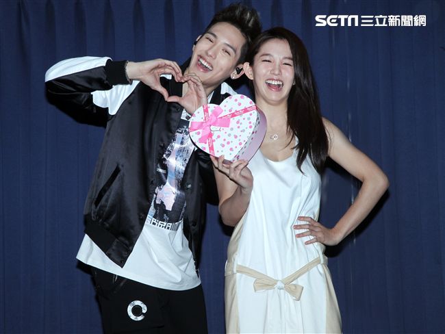 SpeXial以綸生日會好友郭書瑤送上保養品祝福。（記者邱榮吉/攝影）