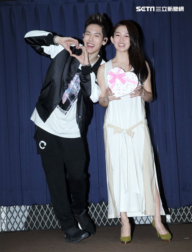 SpeXial以綸生日會好友郭書瑤送上保養品祝福。（記者邱榮吉/攝影）