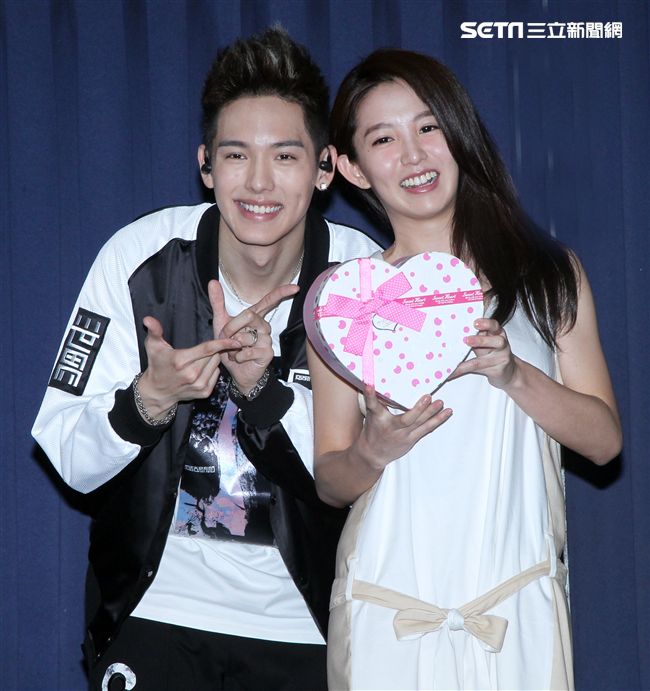 SpeXial以綸生日會好友郭書瑤送上保養品祝福。（記者邱榮吉/攝影）