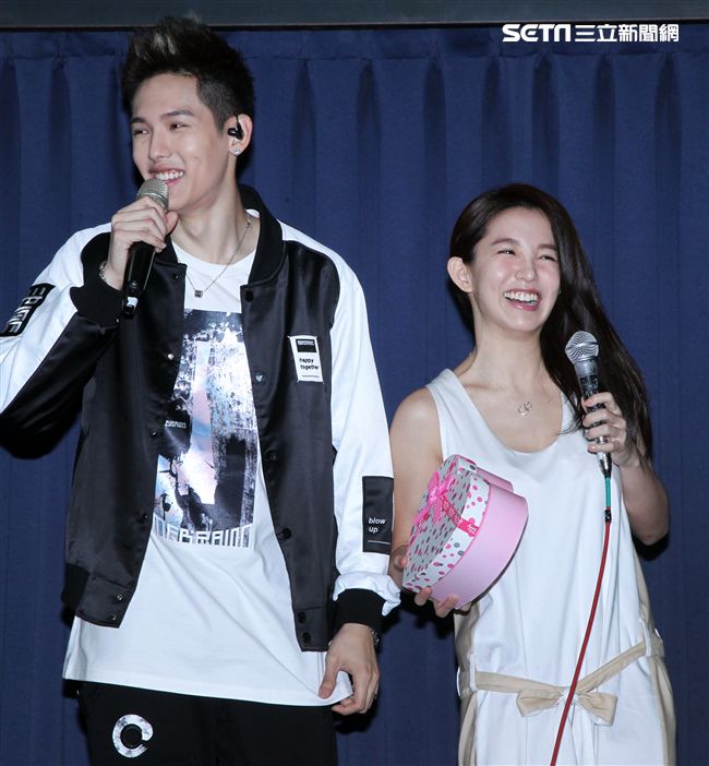 SpeXial以綸生日會好友郭書瑤送上保養品祝福。（記者邱榮吉/攝影）