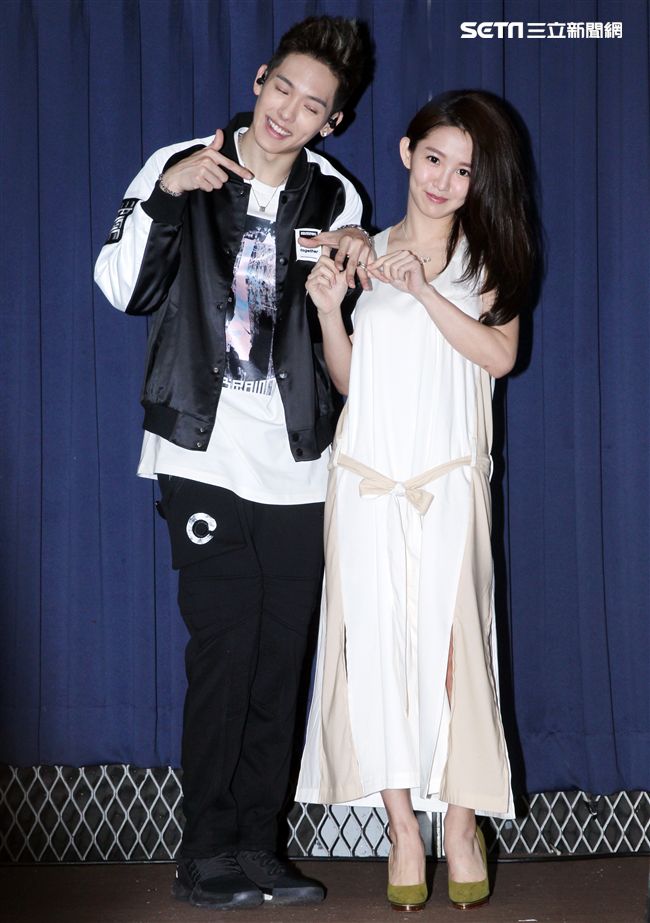 SpeXial以綸生日會好友郭書瑤送上保養品祝福。（記者邱榮吉/攝影）