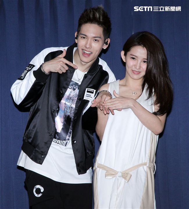 SpeXial以綸生日會好友郭書瑤送上保養品祝福。（記者邱榮吉/攝影）