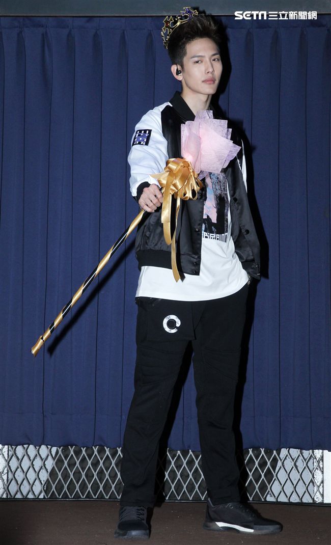 SpeXial以綸生日會好友郭書瑤送上保養品祝福。（記者邱榮吉/攝影）