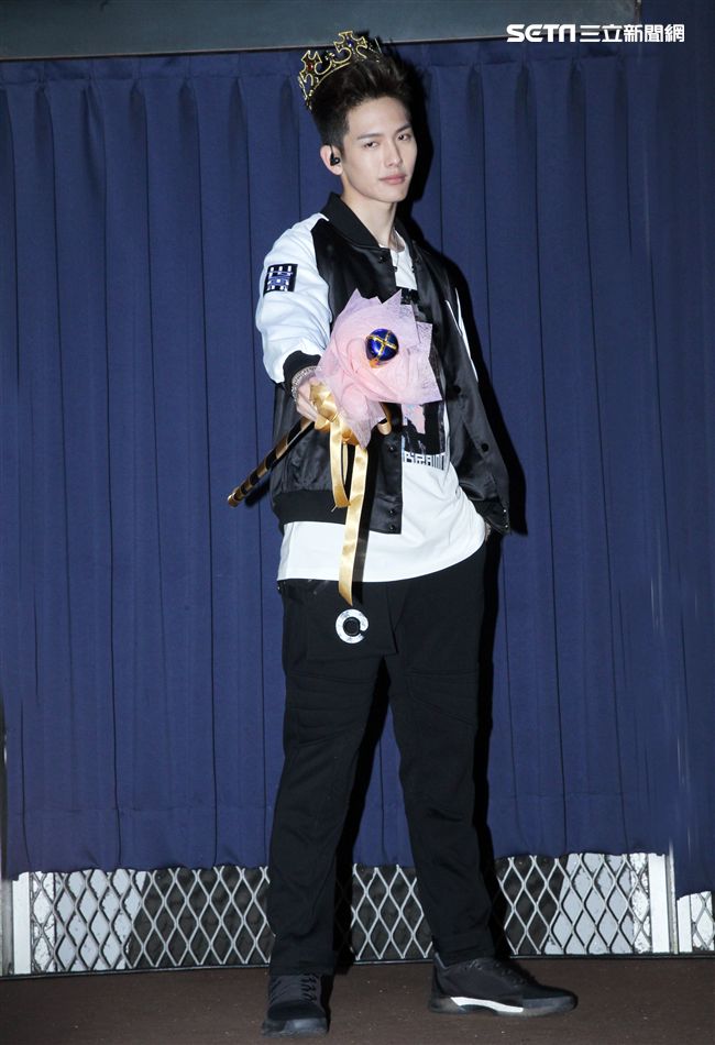 SpeXial以綸生日會好友郭書瑤送上保養品祝福。（記者邱榮吉/攝影）