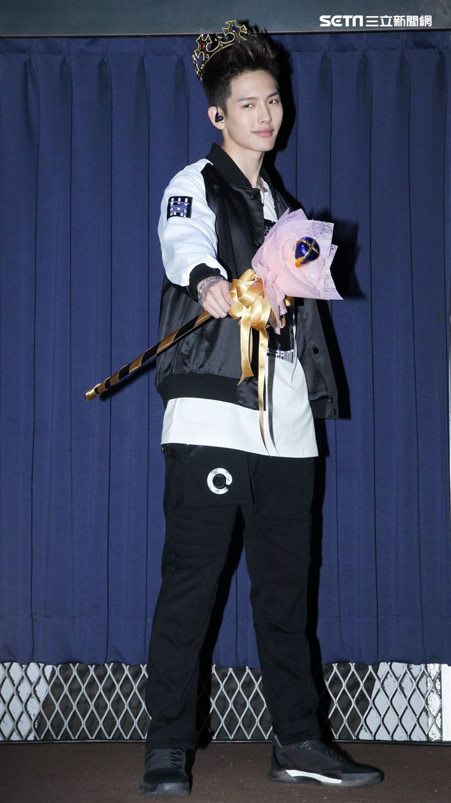 SpeXial以綸生日會好友郭書瑤送上保養品祝福。（記者邱榮吉/攝影）