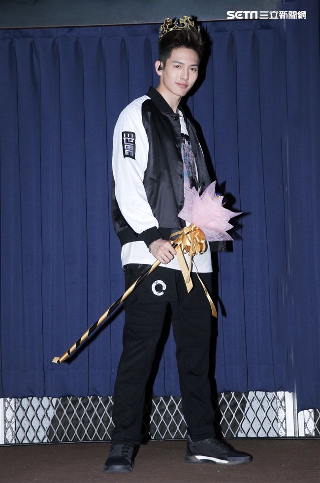 SpeXial以綸生日會好友郭書瑤送上保養品祝福。（記者邱榮吉/攝影）