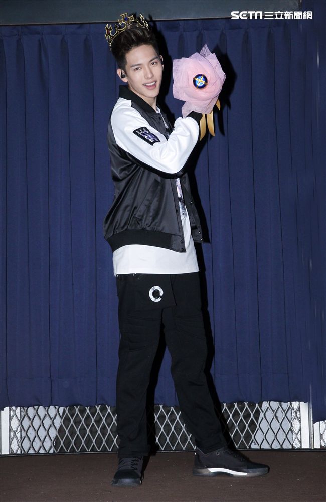 SpeXial以綸生日會好友郭書瑤送上保養品祝福。（記者邱榮吉/攝影）