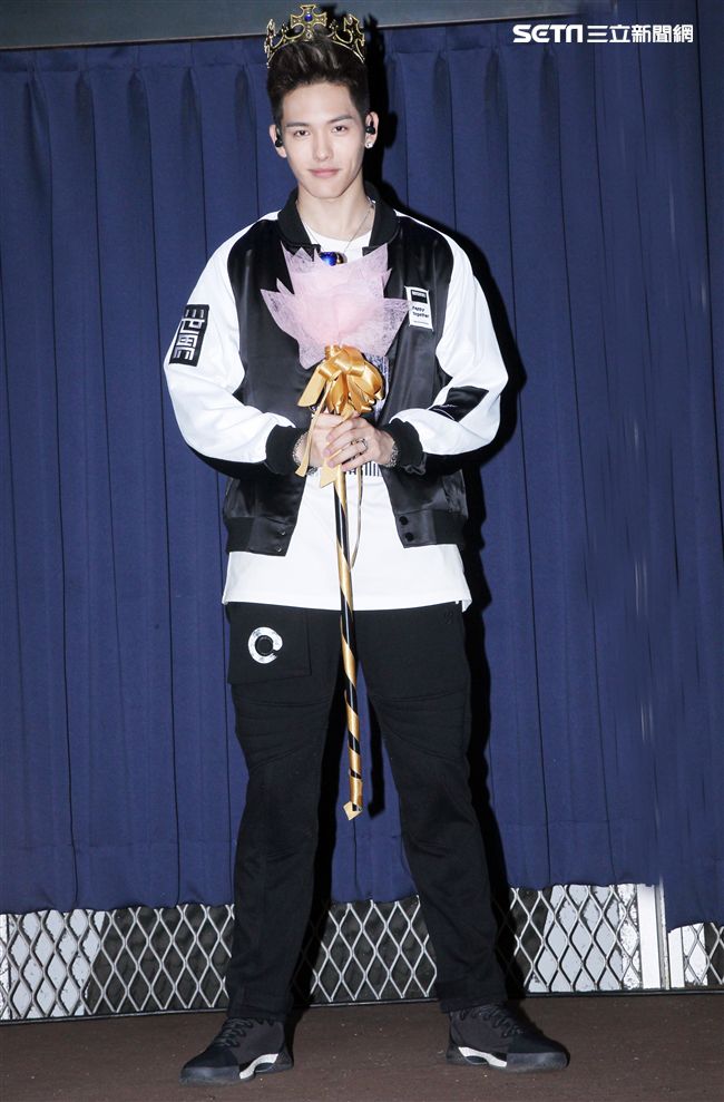 SpeXial以綸生日會好友郭書瑤送上保養品祝福。（記者邱榮吉/攝影）