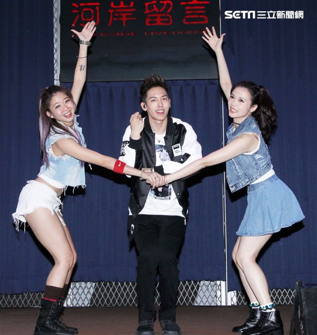 SpeXial以綸生日會好友郭書瑤送上保養品祝福。（記者邱榮吉/攝影）