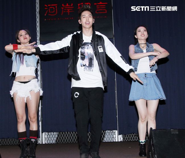 SpeXial以綸生日會好友郭書瑤送上保養品祝福。（記者邱榮吉/攝影）