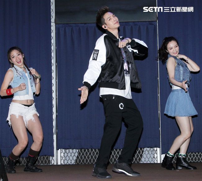 SpeXial以綸生日會好友郭書瑤送上保養品祝福。（記者邱榮吉/攝影）