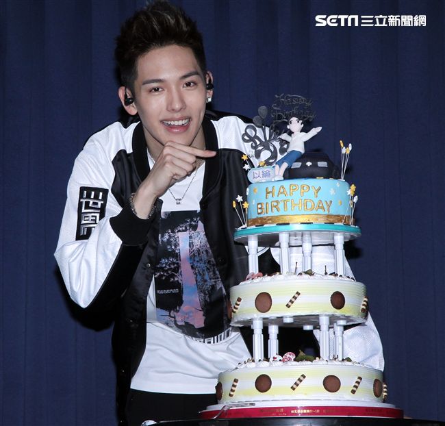 SpeXial以綸生日會好友郭書瑤送上保養品祝福。（記者邱榮吉/攝影）