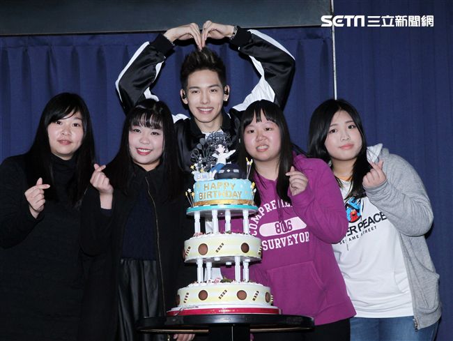 SpeXial以綸生日會粉絲送上蛋糕祝福。（記者邱榮吉/攝影）