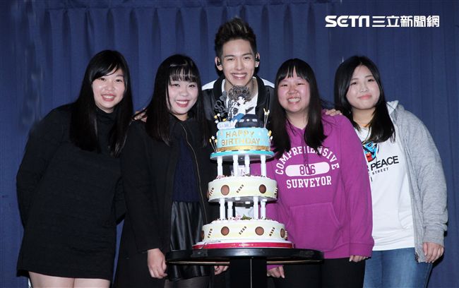 SpeXial以綸生日會粉絲送上蛋糕祝福。（記者邱榮吉/攝影）
