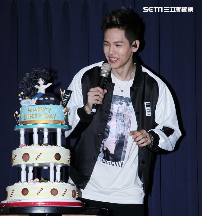 SpeXial以綸生日會好友郭書瑤送上保養品祝福。（記者邱榮吉/攝影）