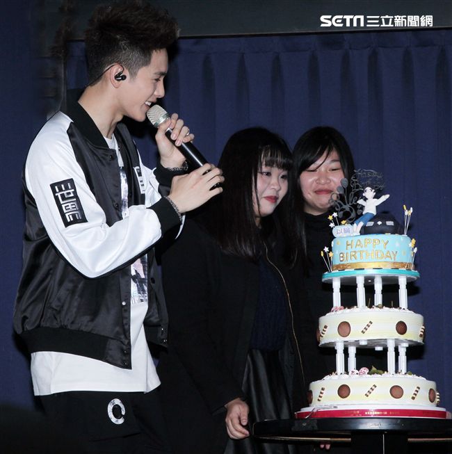SpeXial以綸生日會粉絲送上蛋糕祝福。（記者邱榮吉/攝影）