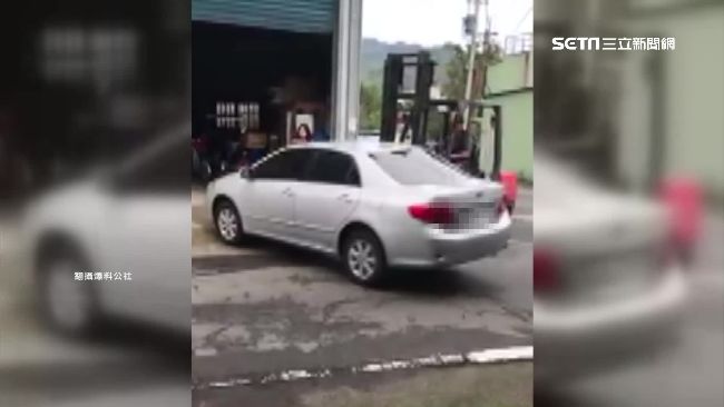 轎車違停擋路　遭堆高機直接「扛走」