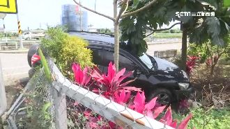 遇幹道未禮讓　休旅車撞車直衝卡田溝