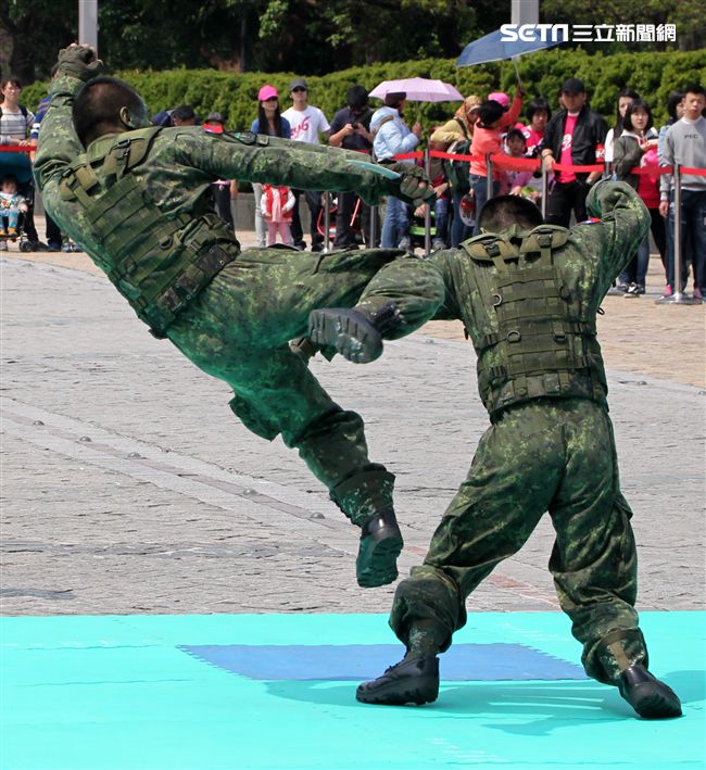 國防部支援天使心家族基金會「336愛奇兒日」活動，空軍直升機編隊、空軍樂儀隊、陸軍戰鼓、陸軍特戰戰技、海陸莒拳隊等表演。（記者邱榮吉/攝影）