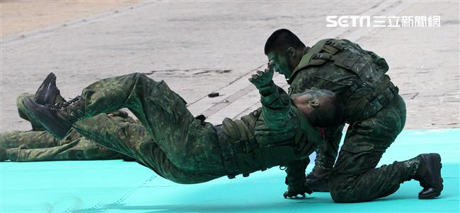 國防部支援天使心家族基金會「336愛奇兒日」活動，空軍直升機編隊、空軍樂儀隊、陸軍戰鼓、陸軍特戰戰技、海陸莒拳隊等表演。（記者邱榮吉/攝影）