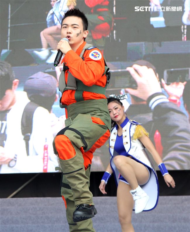 國防部支援天使心家族基金會「336愛奇兒日」活動，空軍直升機編隊、空軍樂儀隊、陸軍戰鼓、陸軍特戰戰技、海陸莒拳隊等表演。（記者邱榮吉/攝影）