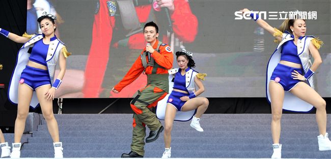 國防部支援天使心家族基金會「336愛奇兒日」活動，空軍直升機編隊、空軍樂儀隊、陸軍戰鼓、陸軍特戰戰技、海陸莒拳隊等表演。（記者邱榮吉/攝影）