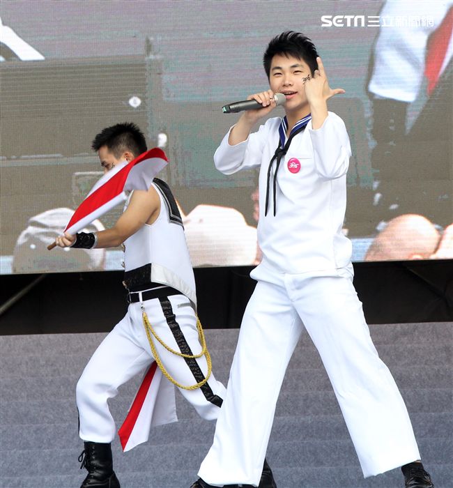 國防部支援天使心家族基金會「336愛奇兒日」活動，空軍直升機編隊、空軍樂儀隊、陸軍戰鼓、陸軍特戰戰技、海陸莒拳隊等表演。（記者邱榮吉/攝影）