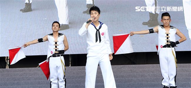 國防部支援天使心家族基金會「336愛奇兒日」活動，空軍直升機編隊、空軍樂儀隊、陸軍戰鼓、陸軍特戰戰技、海陸莒拳隊等表演。（記者邱榮吉/攝影）