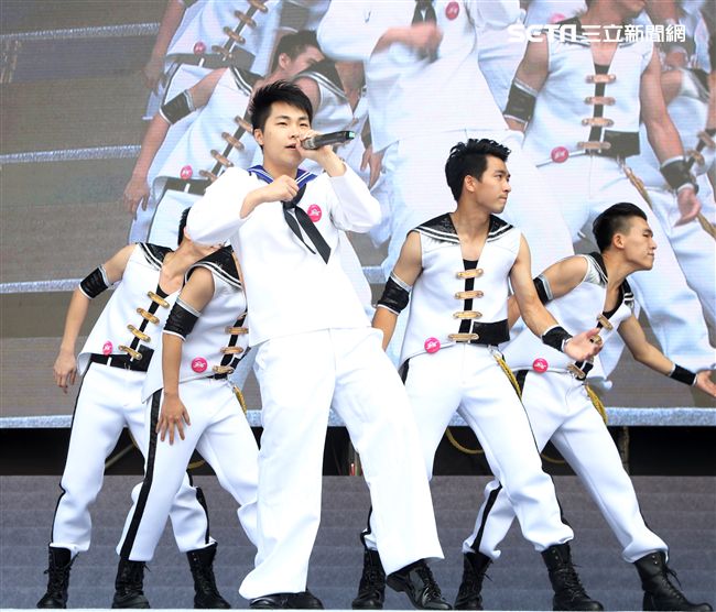 國防部支援天使心家族基金會「336愛奇兒日」活動，空軍直升機編隊、空軍樂儀隊、陸軍戰鼓、陸軍特戰戰技、海陸莒拳隊等表演。（記者邱榮吉/攝影）