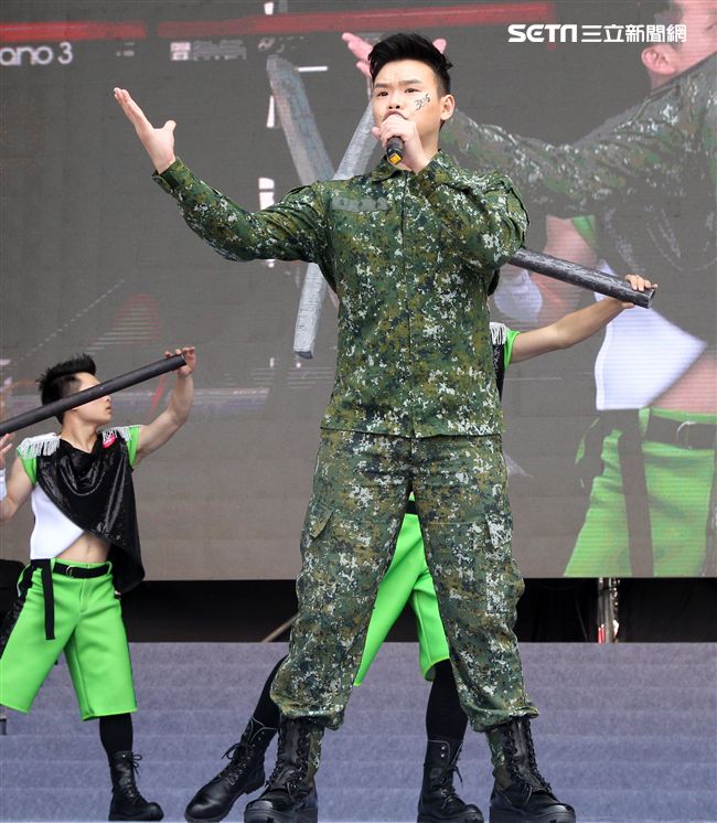 國防部支援天使心家族基金會「336愛奇兒日」活動，空軍直升機編隊、空軍樂儀隊、陸軍戰鼓、陸軍特戰戰技、海陸莒拳隊等表演。（記者邱榮吉/攝影）