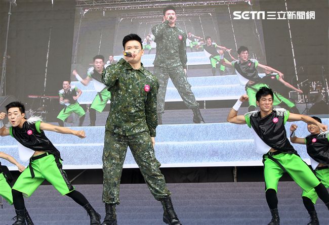 國防部支援天使心家族基金會「336愛奇兒日」活動，空軍直升機編隊、空軍樂儀隊、陸軍戰鼓、陸軍特戰戰技、海陸莒拳隊等表演。（記者邱榮吉/攝影）